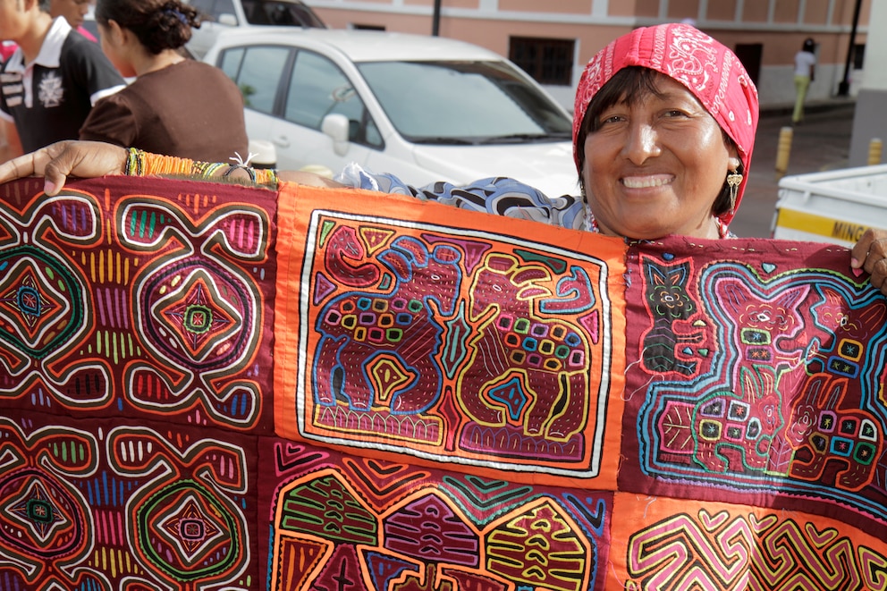 Panama, Guna-Frau mit einem traditionellen Mola