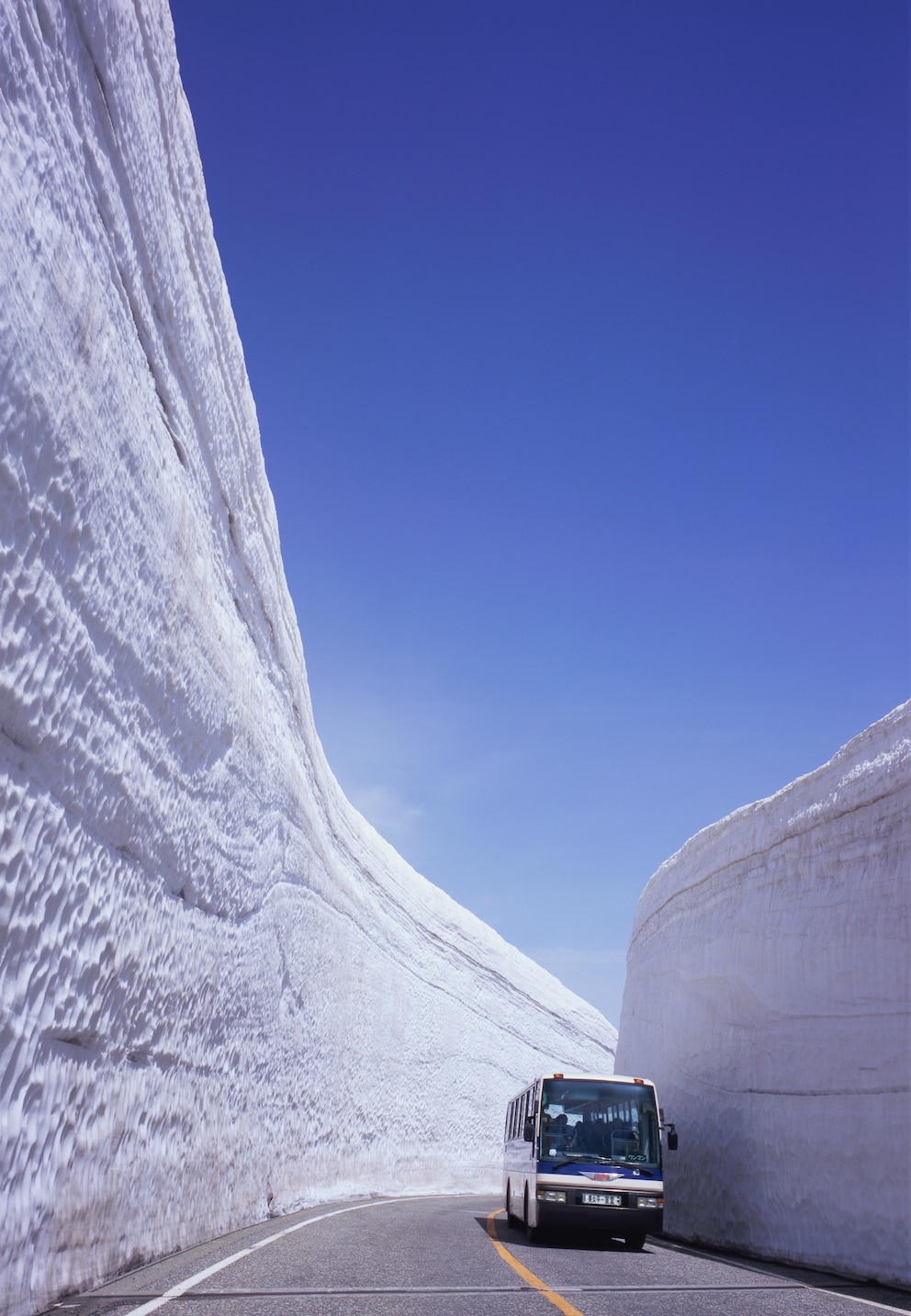 Hier lauert die Gefahr in der Höhe: Bis zu 17 Meter hoch türmt sich der Schnee in den japanischen Alpen auf der Hauptinsel Honshu. Durch die Berge, die zu den schneereichsten der Welt zählen, führt eine Hauptstraße, die den Winter über geschlossen bleibt. Im Frühling wird die Straße dann für Fahrzeuge geöffnet, nachdem ein Schneepflug sie vom Schnee befreit hat. Bleibt nur zu hoffen, dass keine Schneebretter oder Lawinen abgehen.