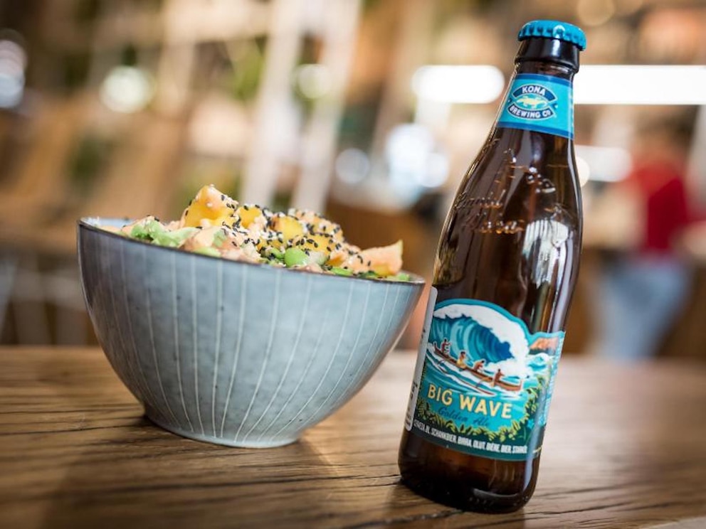 Passend zum Ursprungsland Hawaii gibt es im Berliner Restaurant &bdquo;Ma'loa&ldquo; auch hawaiianisches Bier zum Essen