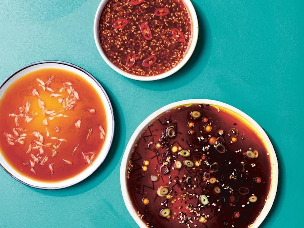 Die Marinaden geben Poke den besonderen Geschmack: Zum Beispiel aus Sojaso&szlig;e, frischem Ingwer und Sesam&ouml;l. Etwas sch&auml;rfer mit Sojaso&szlig;e, Sriracha und Chili oder fruchtiger aus Sojaso&szlig;e mit Grapefruit- und Zitronensaft.