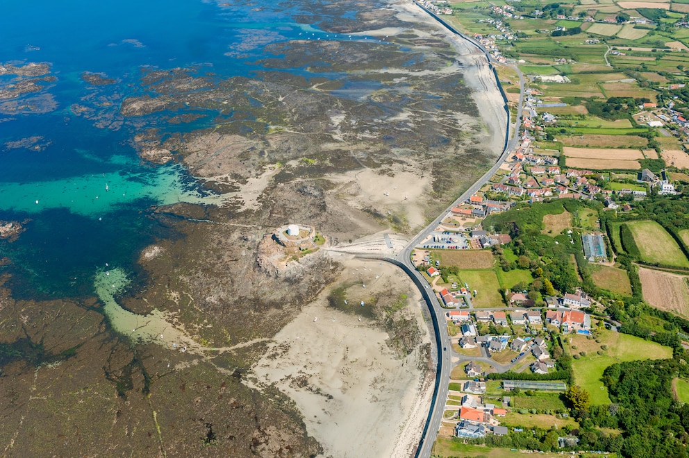 Die Küste von Guernsey bei Ebbe