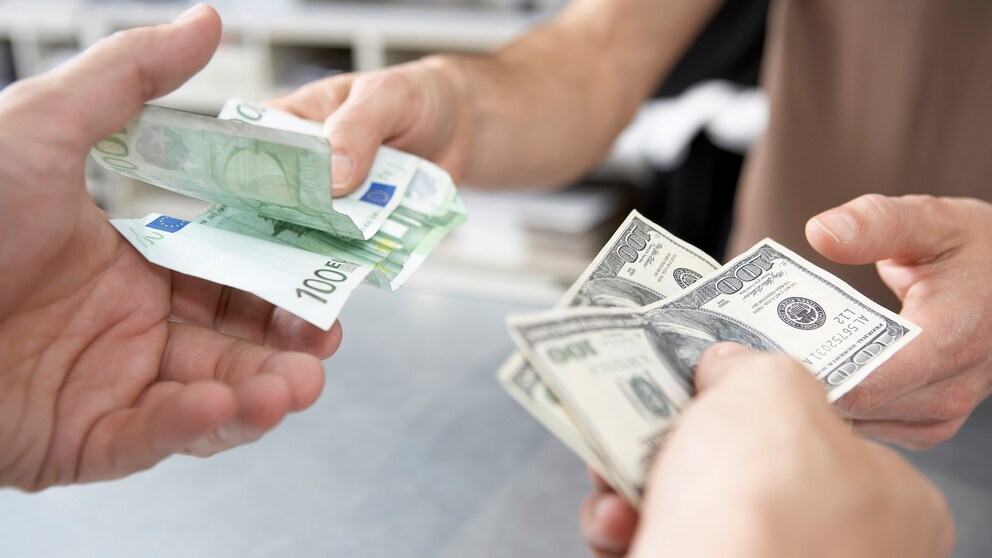 Reisende wollen am Zielort natürlich nicht ohne Bargeld dastehen, doch wie sinnvoll ist es, schon zu Hause größere Summen zu wechseln?