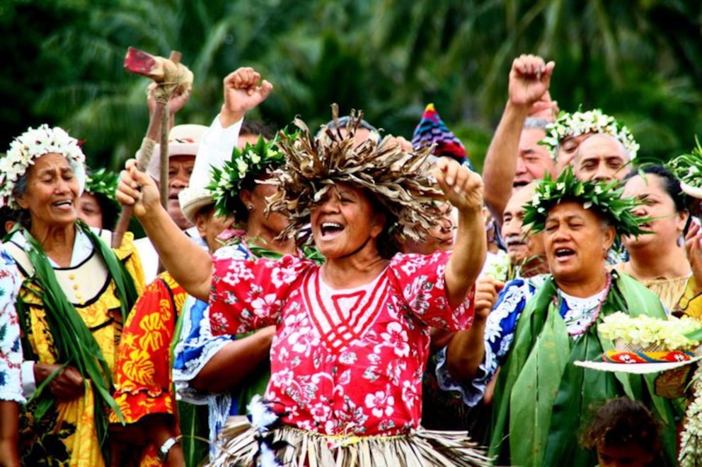  Reich geschmückt tanzen die Insulaner auf den Cook Islands.