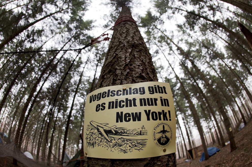 Schild Rodungsarbeiten für Landebahn