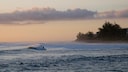 La Réunion, das französische Übersee-Département im Indischen Ozean, ist zwar nicht durchweg gefährlich. Doch sollte sich in Acht nehmen, wer vor der Insel badet oder surft – denn hier lauert eine große Population von Haien. Vor allem seit 2011 kommt es immer wieder zu Haiangriffen vor der Westküste, fünf davon gingen für den Menschen tödlich aus. Statistisch gesehen ist die Wahrscheinlichkeit, vor La Réunion von einem Hai attackiert zu werden, sogar 1000-mal höher als etwa in Australien oder Nordamerika.