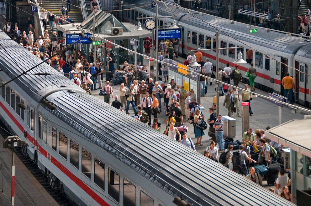  Stoßzeiten meidet man am besten. Am Freitagnachmittag kommen zu den Tagespendler noch die Wochenendpendler.