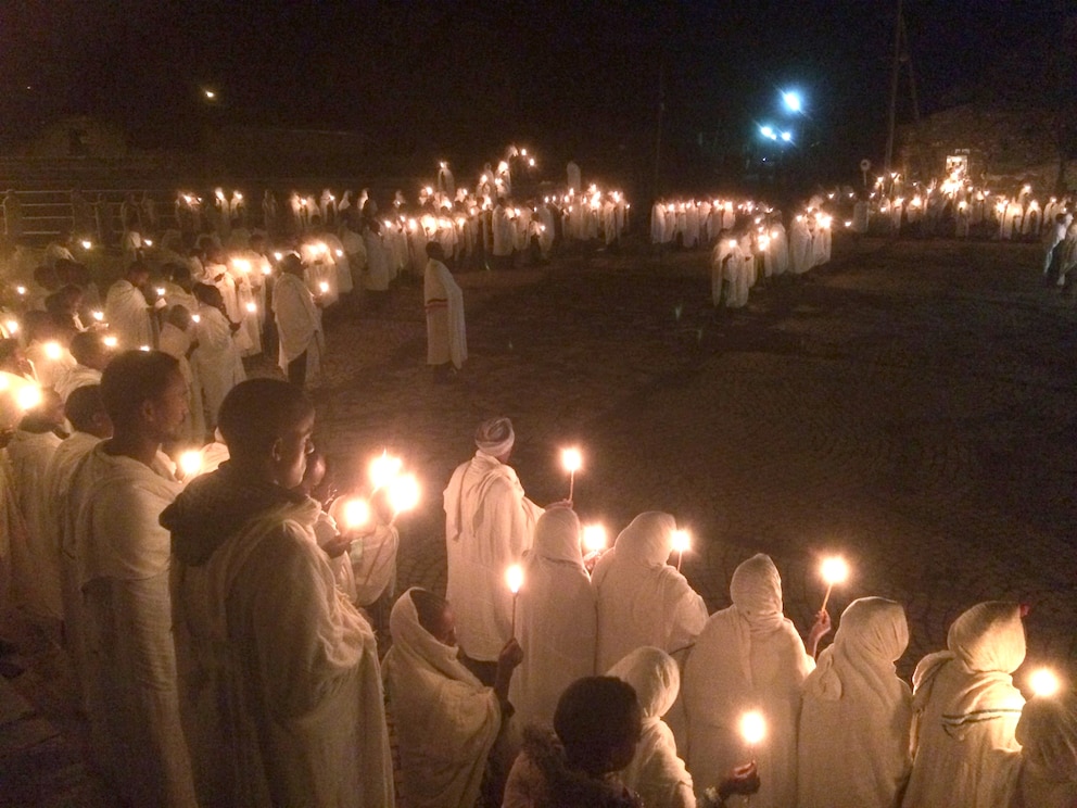 Gläubige bei einer Zeremonie in Axum, bei der eine Kopie der Bundeslade („Tabot“) aus einer Kapelle getragen wird