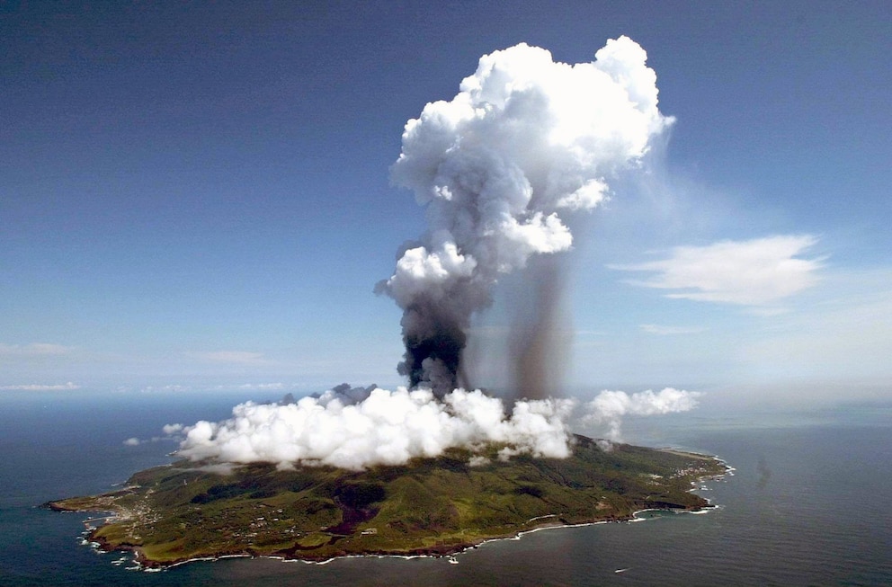 August 2000: Eine kilometerhohe Rauchsäule steht über Miyake-jima