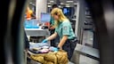 Eine Zoll-Mitarbeiterin kontrolliert am Flughafen einen Koffer auf Gegenstände, die möglicherweise versteuert werden müssen