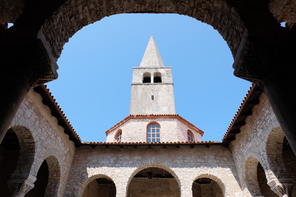  Poreč ist vor allem wegen des Bischofsgebäudes mit der Euphrasius-Basilika bekannt, in der sich zahlreiche byzantinische Mosaike befinden