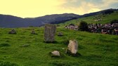 Parc la Mutta, eine Steinreihe in der Schweiz, die als eine Art Mini-Version dem englischen Stonehenge gleicht