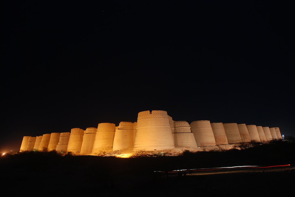 Die Derawar-Festung in der pakistanischen Cholistan-Wüste bei Nacht