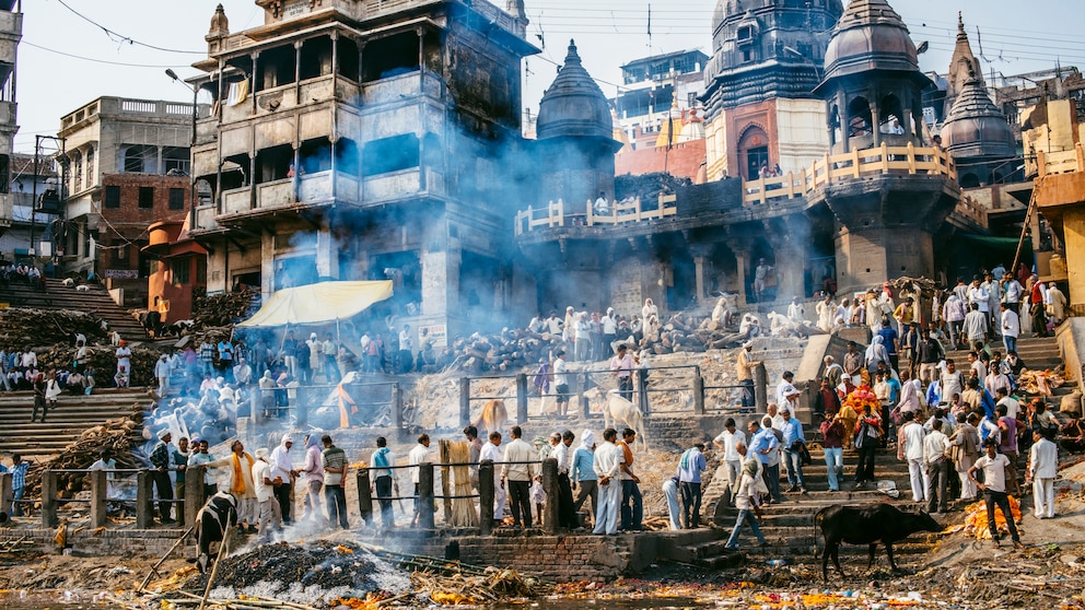 Nach Vanaresi kommen die Menschen, um eines zu tun: zu sterben. Wegen der vielen Einäscherungen liegt permanent Rauch über der Stadt am Ganges