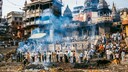 Nach Vanaresi kommen die Menschen, um eines zu tun: zu sterben. Wegen der vielen Einäscherungen liegt permanent Rauch über der Stadt am Ganges