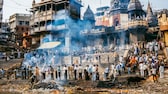 Nach Vanaresi kommen die Menschen, um eines zu tun: zu sterben. Wegen der vielen Einäscherungen liegt permanent Rauch über der Stadt am Ganges