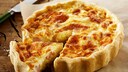 Frisch aus dem Ofen und noch lauwarm: So schmeckt eine Quiche Lorraine am besten