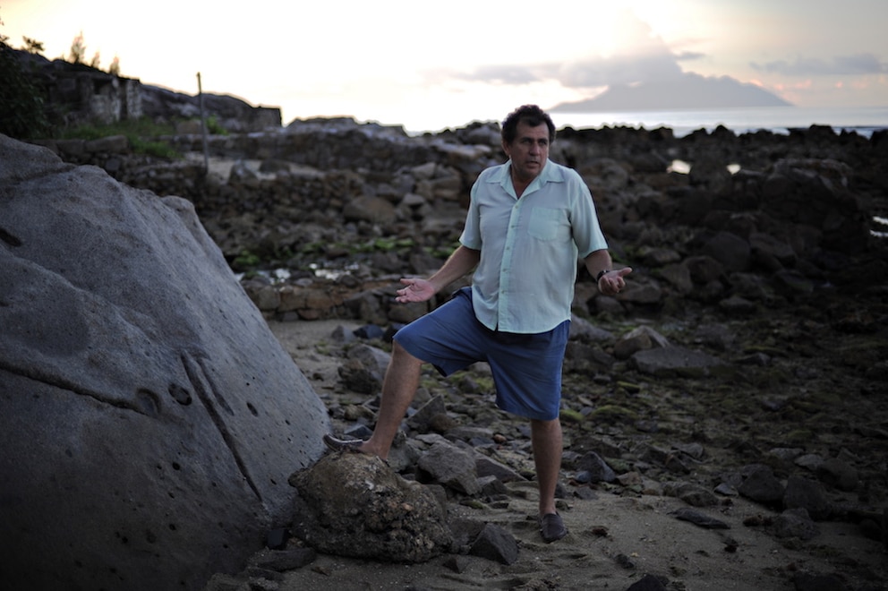 John Cruise-Wilkins am Strand von Bel Ombre auf den Seychellen