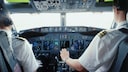 Bei zwei Piloten beträgt die Flugdienstzeit 11 bis 13 Stunden. Zu ihrem Dienst gehören auch Vor- und Nachbereitung des Fluges