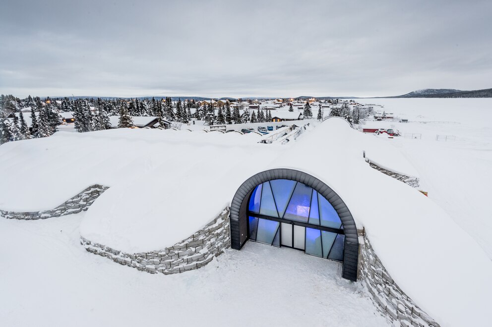 Der Eingang zum Icehotel 365