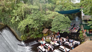 Im Labasin Waterfall Restaurant speisen Gäste am Fuße eines künstlich angelegten Wasserfalls