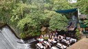 Im Labasin Waterfall Restaurant speisen Gäste am Fuße eines künstlich angelegten Wasserfalls