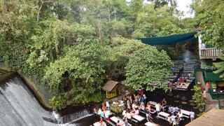 Im Labasin Waterfall Restaurant speisen Gäste am Fuße eines künstlich angelegten Wasserfalls