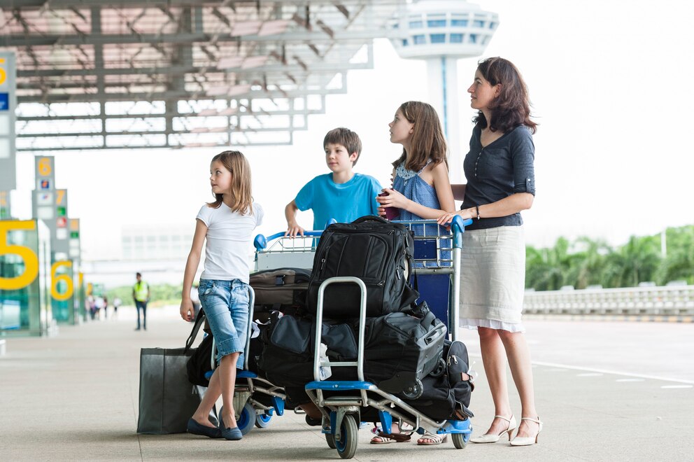 Familie am Flughafen, gepäck