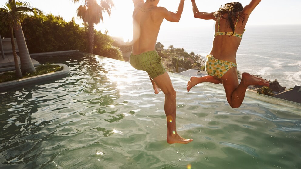 Paar springt in Infinity Pool