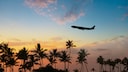 Flugzeug am Abendhimmel