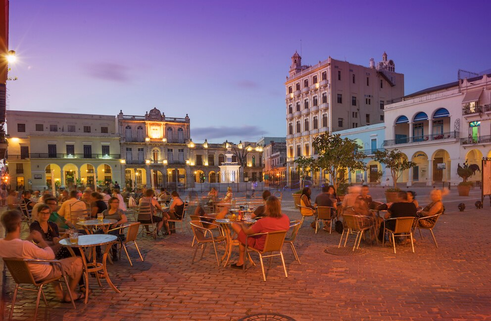 Touristen in einem Restaurant in Havanna