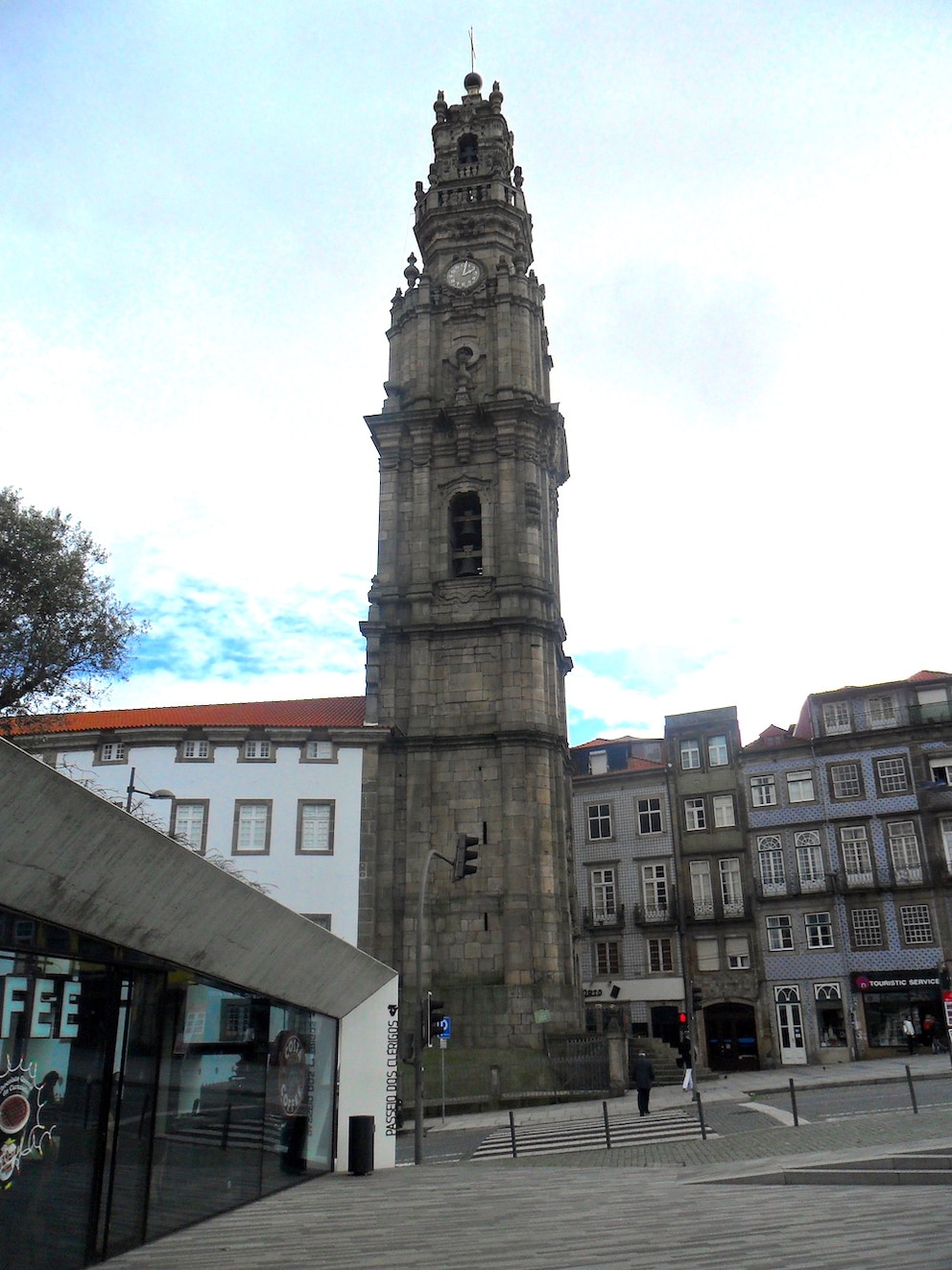  Der Torre dos Cl&eacute;rigos ragt 75 Meter in den Himmel &uuml;ber Porto. Dort oben blickt man ganz losgel&ouml;st &uuml;ber die D&auml;cher der Stadt &ndash; und schmunzelt &uuml;ber asiatische Touristen, die das Panorama nur durch ihre Handybildschirme sehen