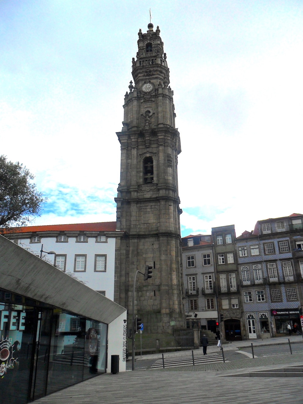 Der Torre dos Cl&eacute;rigos ragt 75 Meter in den Himmel &uuml;ber Porto. Dort oben blickt man ganz losgel&ouml;st &uuml;ber die D&auml;cher der Stadt &ndash; und schmunzelt &uuml;ber asiatische Touristen, die das Panorama nur durch ihre Handybildschirme sehen