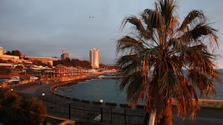 Blick auf Sotschi und die lange Strandpromenade