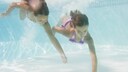 Kinder tauchen im Pool