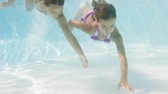 Kinder tauchen im Pool