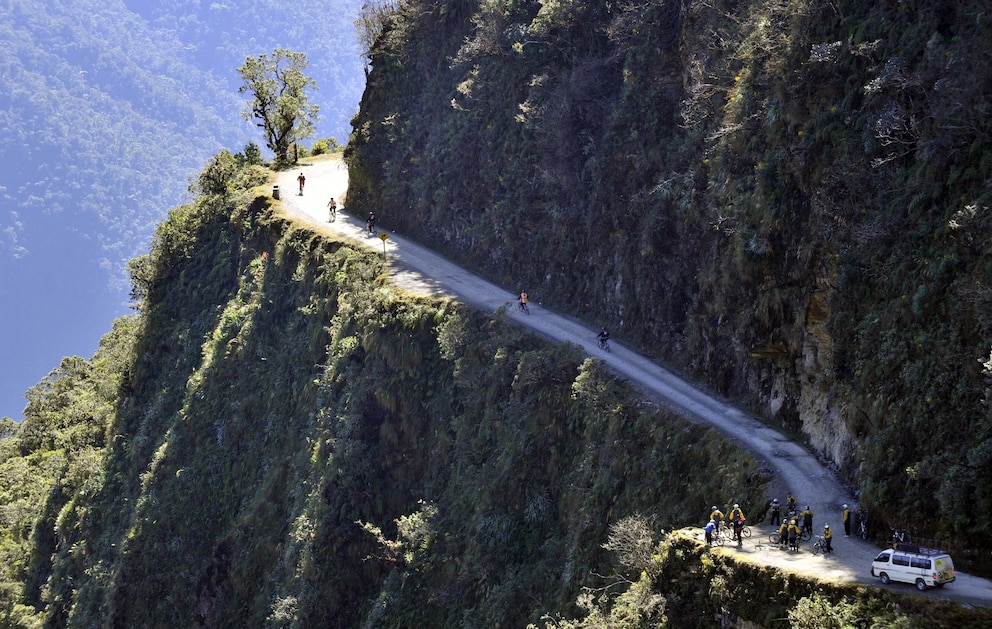 Eine Gruppe europäischer Touristen auf ihrer Mountainbike-Tour auf der nördlichen Yungas Road