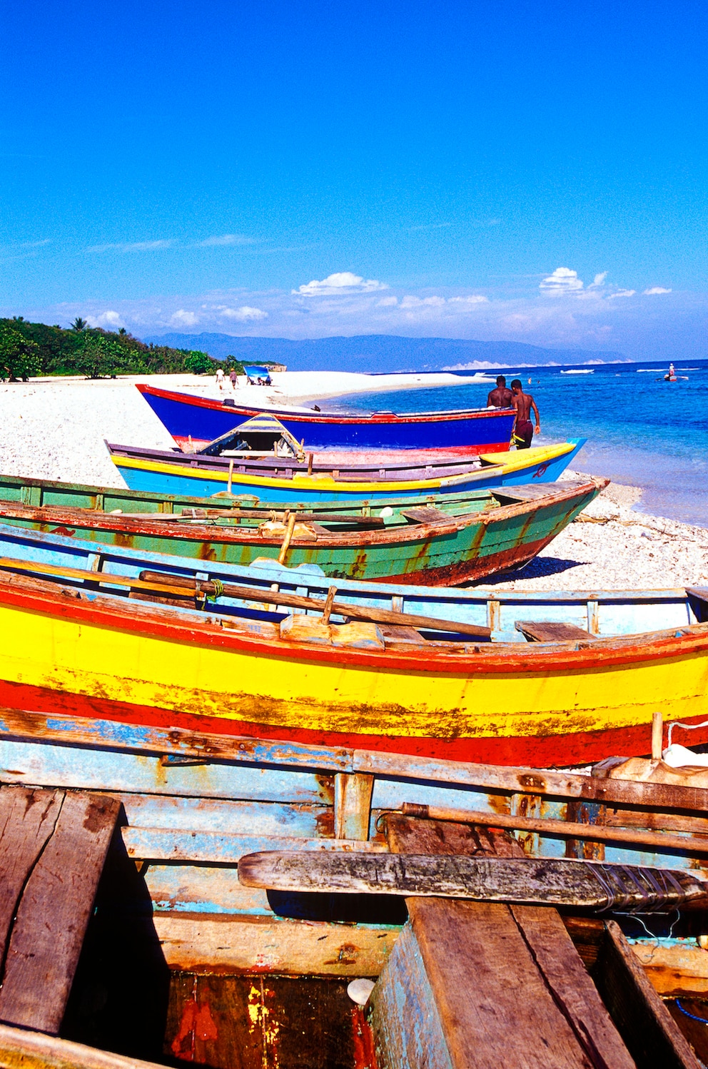 Fischerboote am Strand des Ortes Barahona in der gleichnamigen Provinz