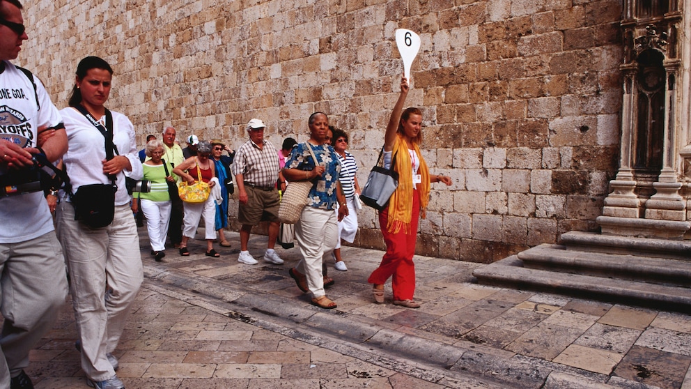 Reiseleiterin mit Touristengruppe in Dubrovnik