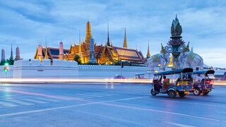 In asiatischen Metropolen wie Bangkok werden Touristen oft zu besonders günstigen Tempeltouren eingeladen – tatsächlich sollen sie in den Geschäften von Dritten überteuerte Souvenirs kaufen