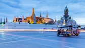 In asiatischen Metropolen wie Bangkok werden Touristen oft zu besonders günstigen Tempeltouren eingeladen – tatsächlich sollen sie in den Geschäften von Dritten überteuerte Souvenirs kaufen