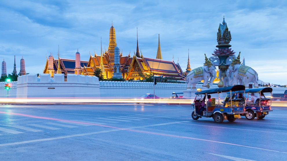 In asiatischen Metropolen wie Bangkok werden Touristen oft zu besonders günstigen Tempeltouren eingeladen – tatsächlich sollen sie in den Geschäften von Dritten überteuerte Souvenirs kaufen