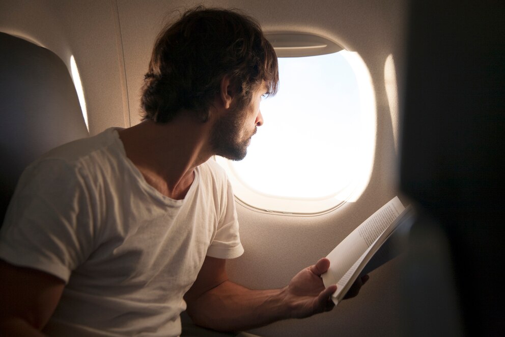 Mann am Flugzeugfenster