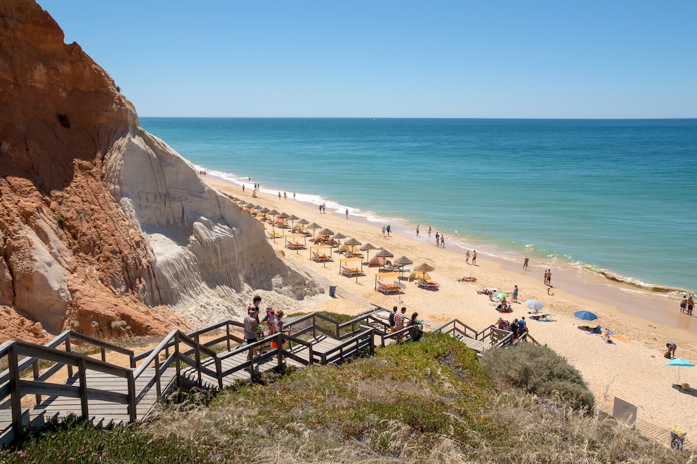 Praia de la Falésia vor der Steilküste de Algarve