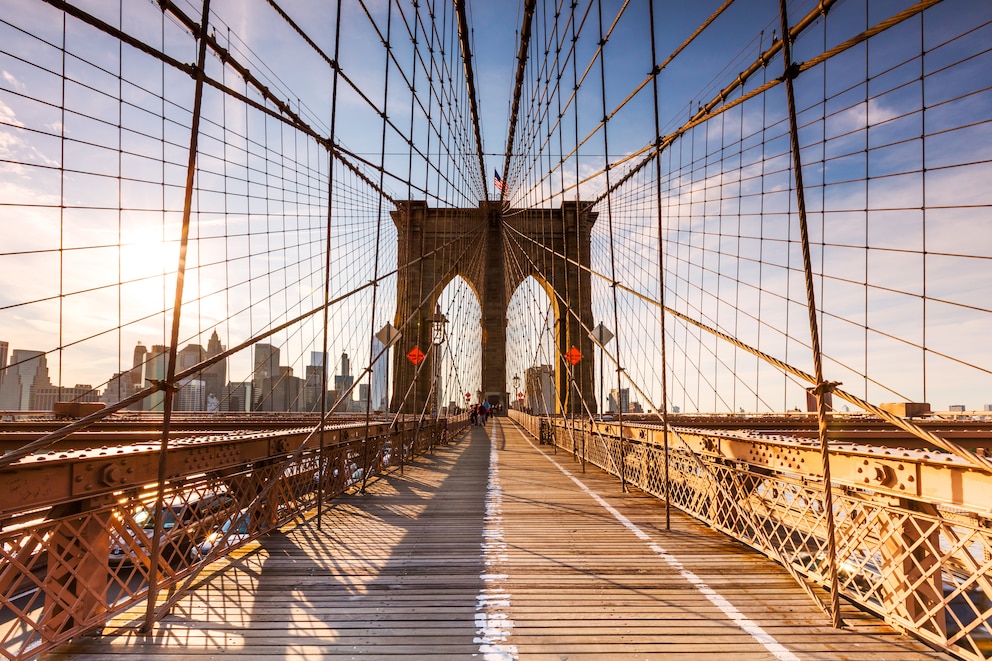  Auf der Ebene über den Fahrspuren gibt es auf der Brooklyn Bridge auch einen breiten Fuß- und Radweg