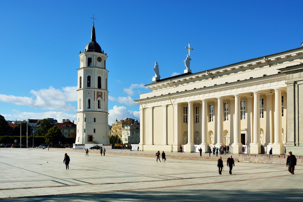 Platz mit Kathedrale St. Stanislaus und St. Ladislaus Kirche in Vilnius, Litauen