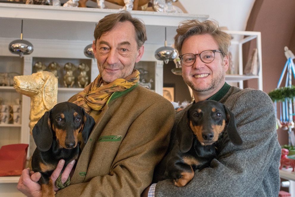 Seppi Küblbeck (l.) und Oliver Storz sind die Gründer des Dackelmuseums in Passau