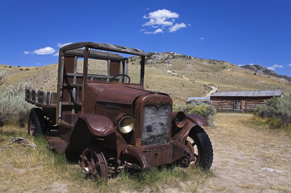 Ein vor sich hin rottender Truck in Bannack