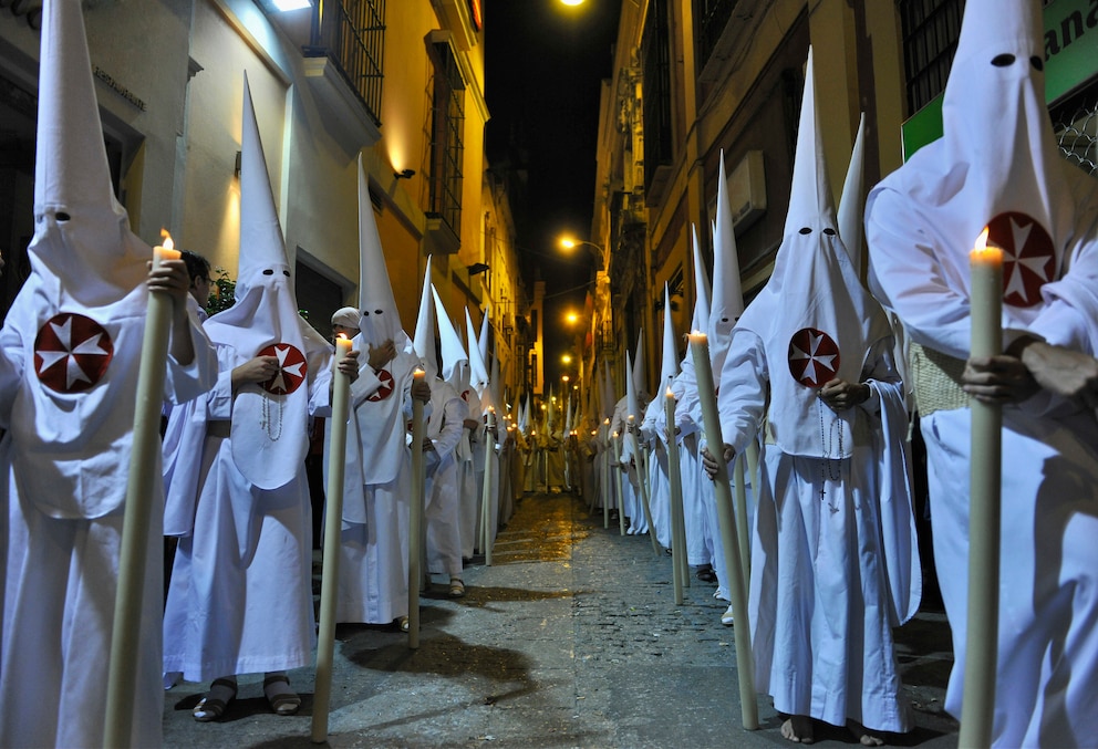  Keine Semana Santa in Spanien ohne die Nazarenos mit ihren gruseligen Gew&auml;ndern