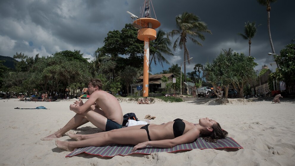 Urlauber am Strand von Phuket, Thailand