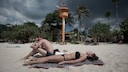 Urlauber am Strand von Phuket, Thailand